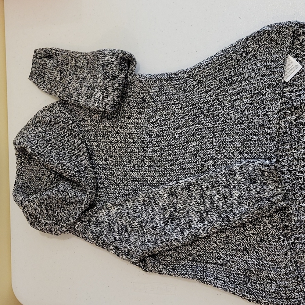 Old Navy Sweater Turtle Neck, Girls size 5T, Black/ White